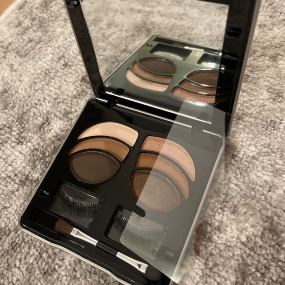 Me Makeover Essentials Lashing Out Neapolitan Eye Shadow, NEW - Picture 4 of 5